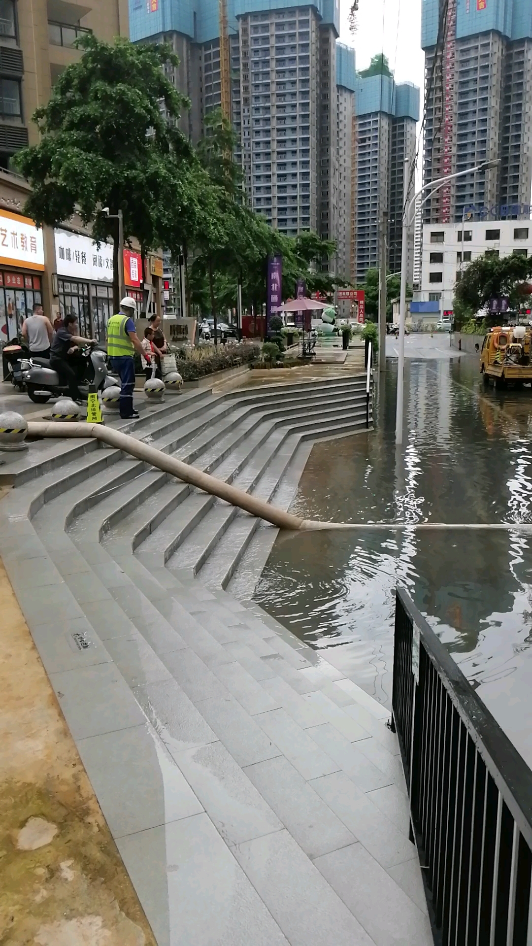 6月16月的大雨过后,南宁市沈阳路正恒广场边上的路又淹了