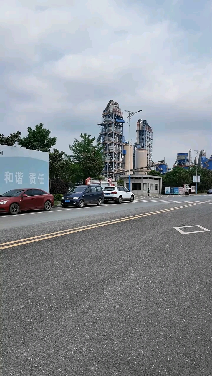 今日骑行湖南益阳桃江县灰山港镇,看看南方水泥以及多个超大矿坑