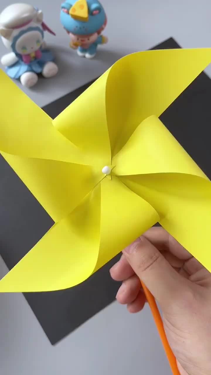 用彩纸和吸管做简单好玩的小风车