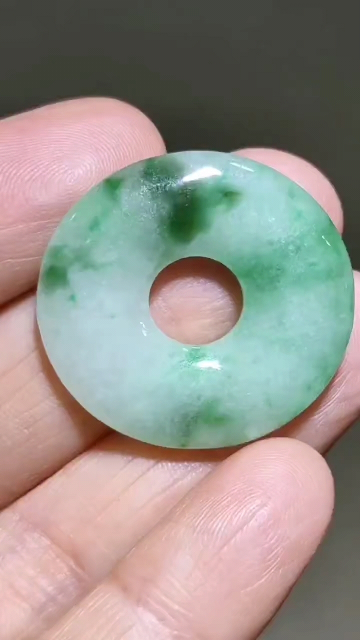 清代老翡翠翠玉平安扣,色绿,好品,径2.8厘米左右