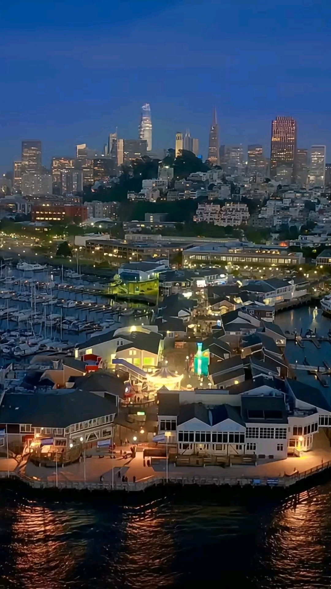 旧金山的夜,是视觉的盛宴,在双子峰俯瞰全城灯火如银河倾泻