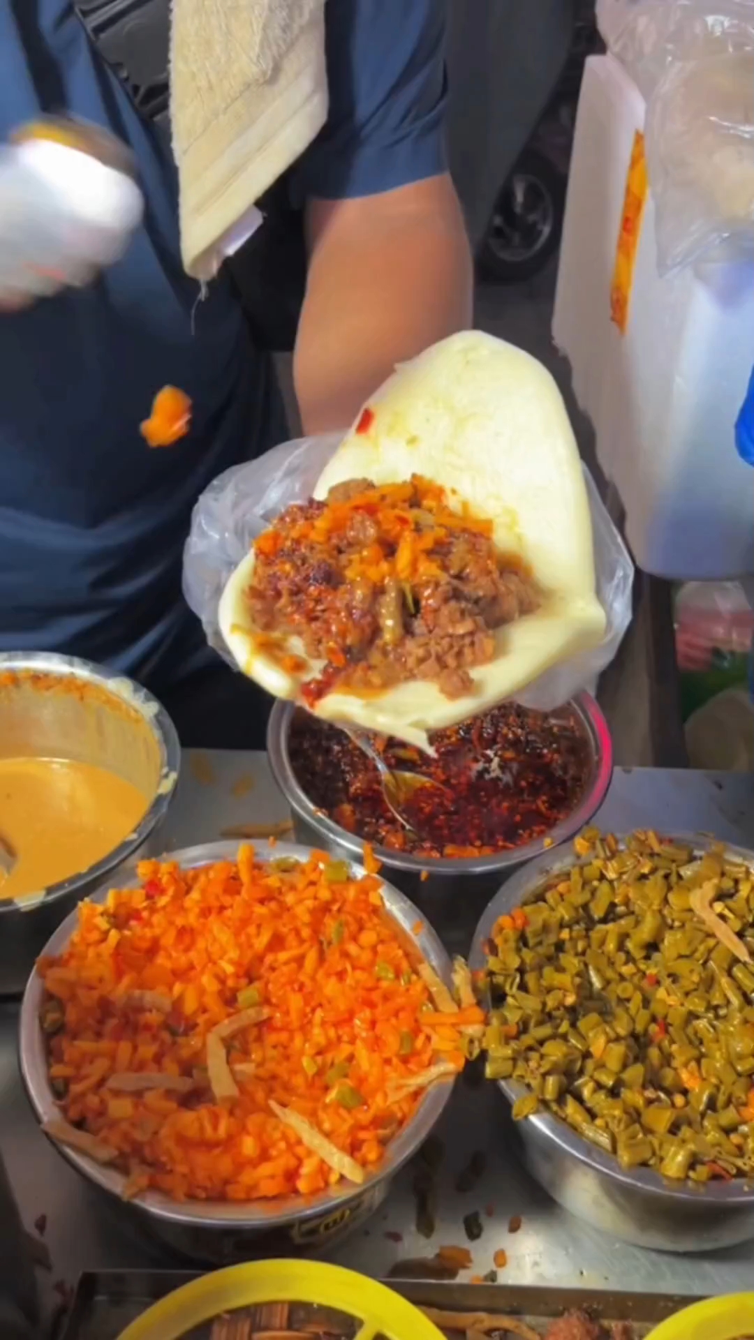 老河大西门夜市上的粉蒸肉夹月亮馍