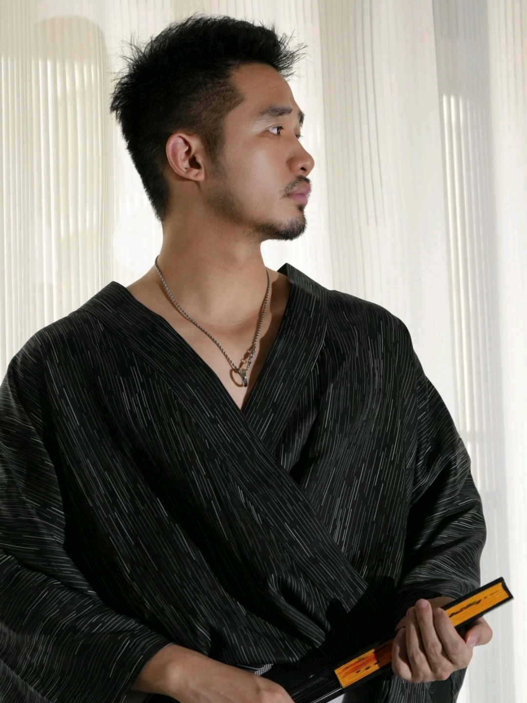 侧颜帅气的胡子帅哥