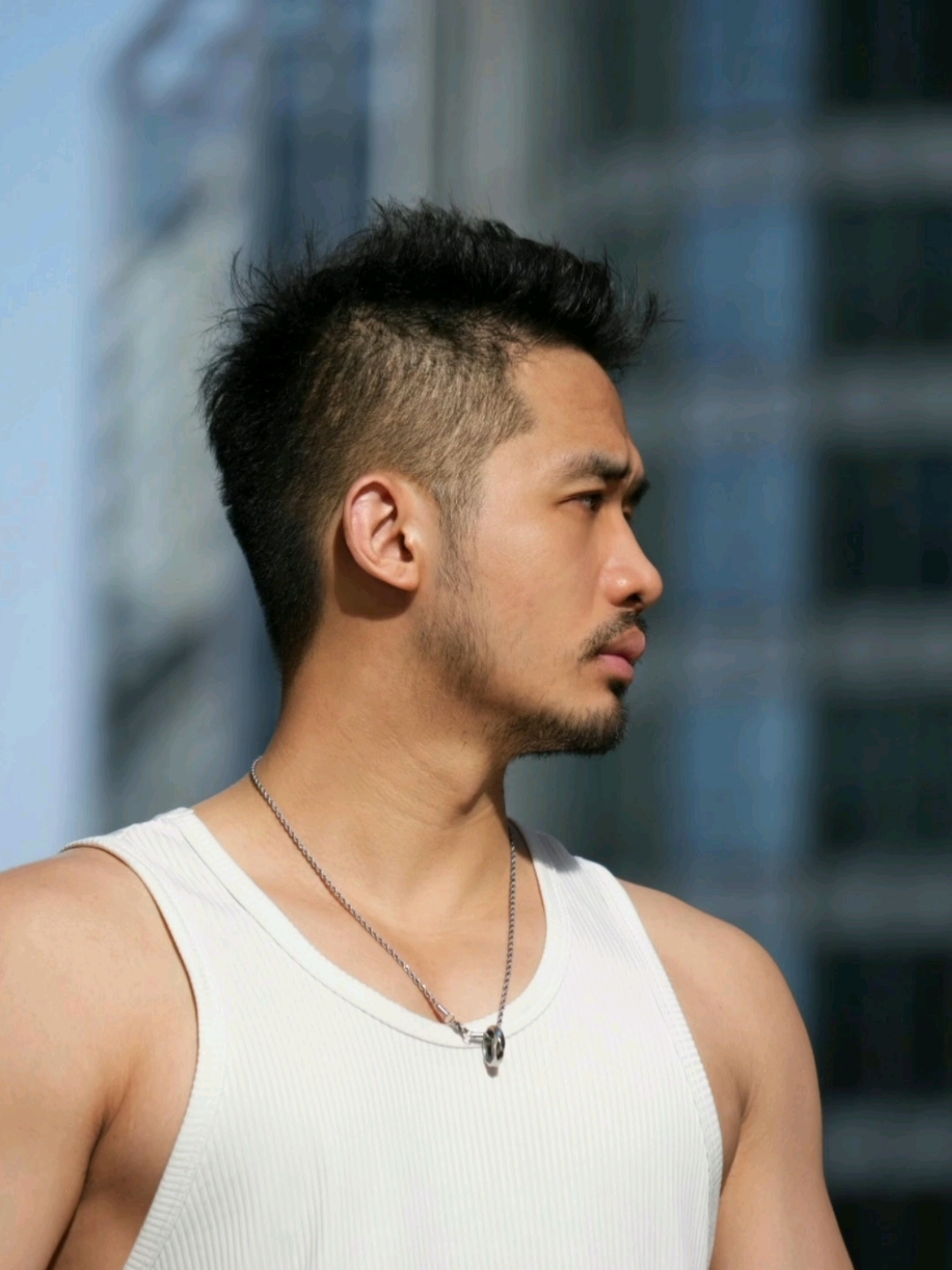 侧颜不错的胡子帅哥