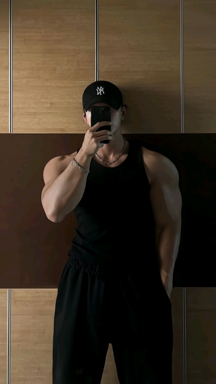 身材棒棒的肌肉型男,肤色真好看