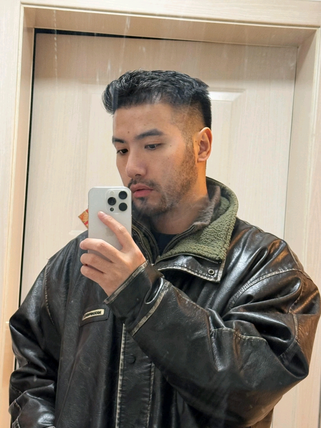 今日份自拍来着这位英俊帅气的胡子帅哥