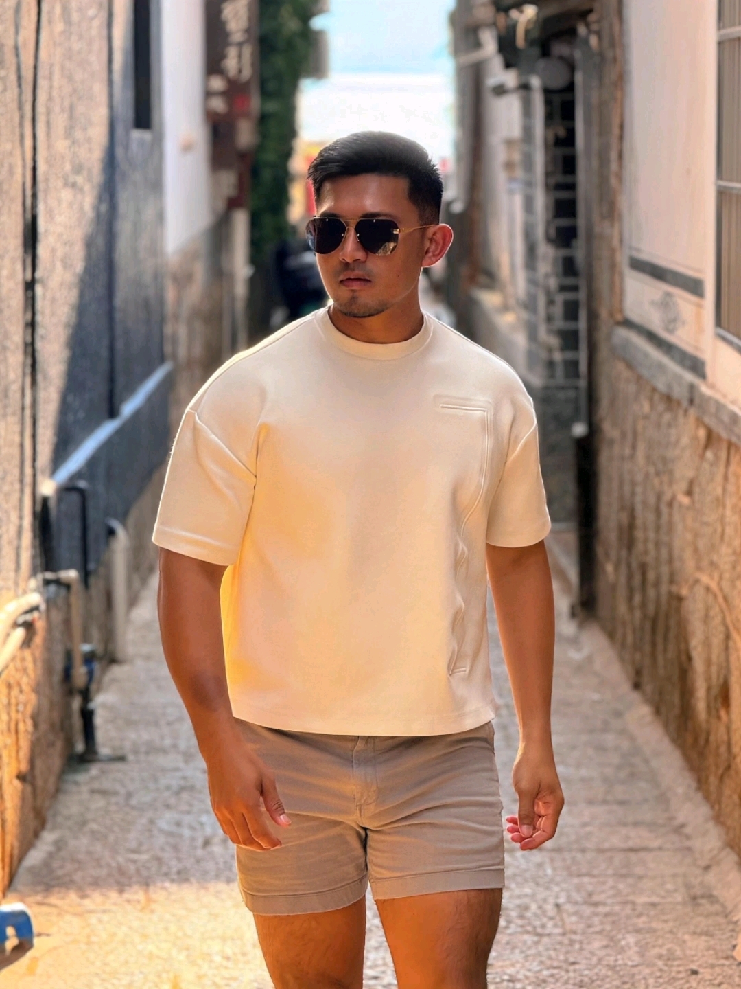 痞帅痞帅的胡子小哥