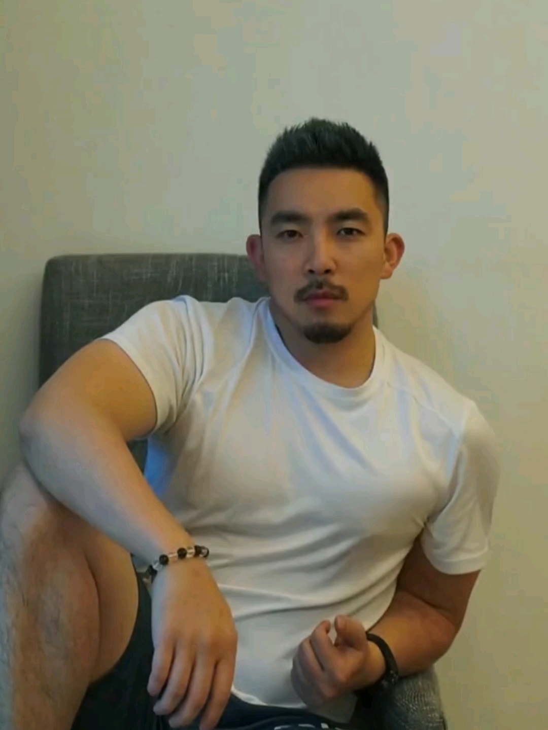 帅气的胡子大叔,让人一眼就心动
