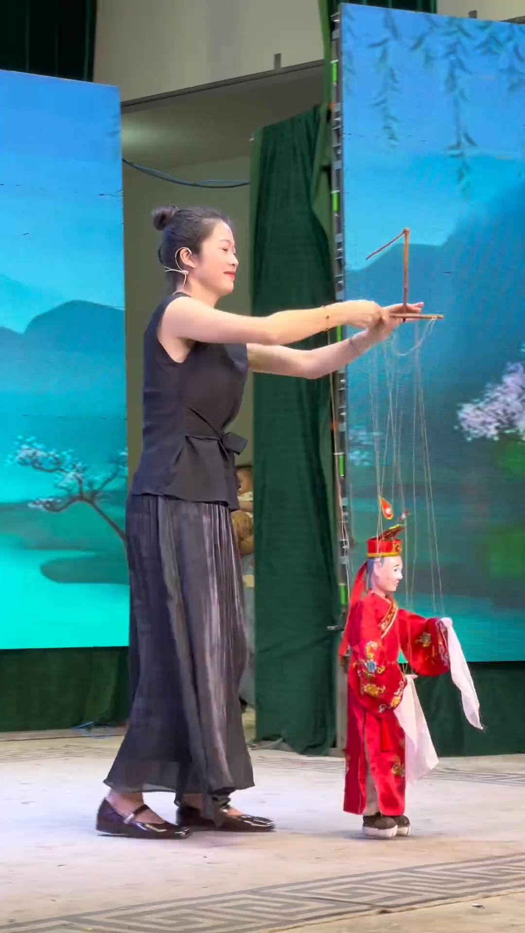 非遗文化传承提线木偶表演