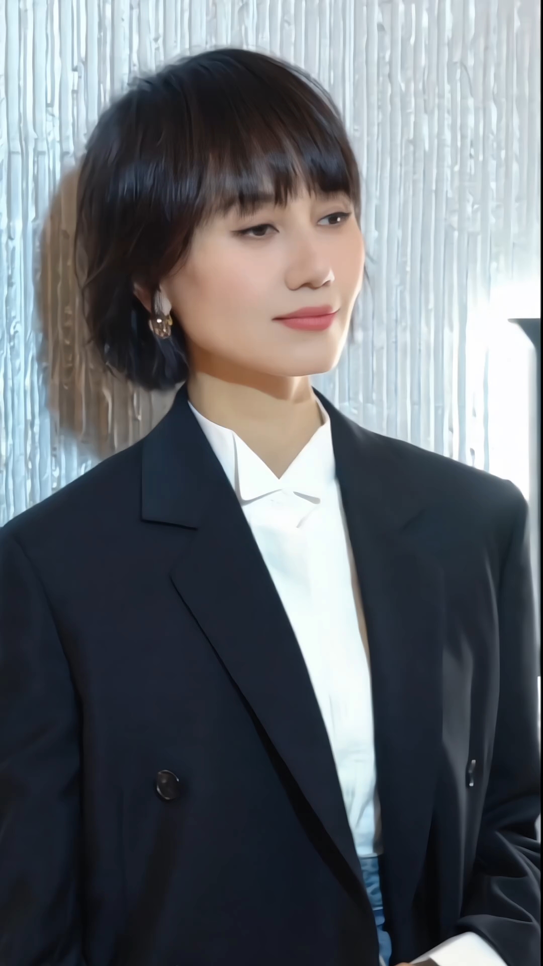 袁泉,从来不会袒胸露背,但是优雅的没人能比