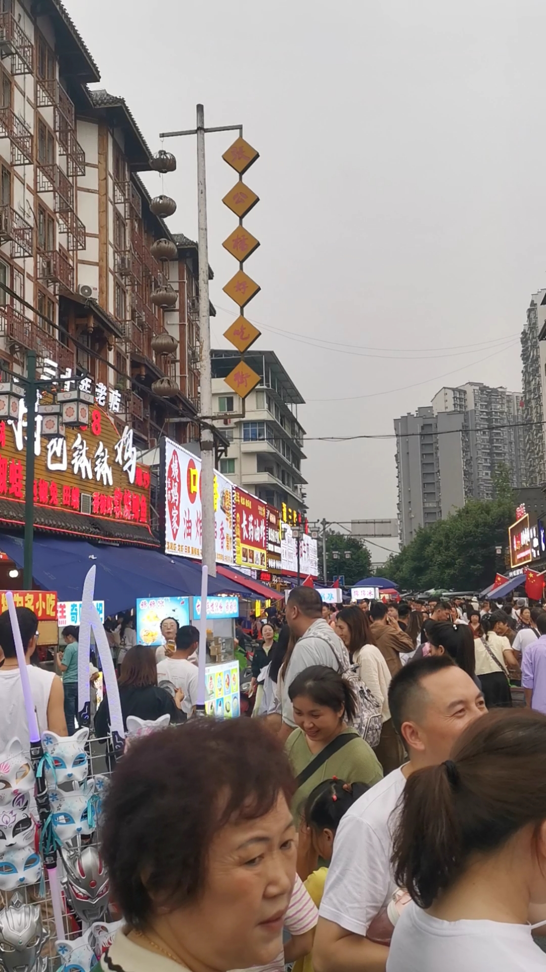 乐山张公桥好吃街,钵钵鸡,豆腐脑,甜皮鸭等等小吃汇萃于此