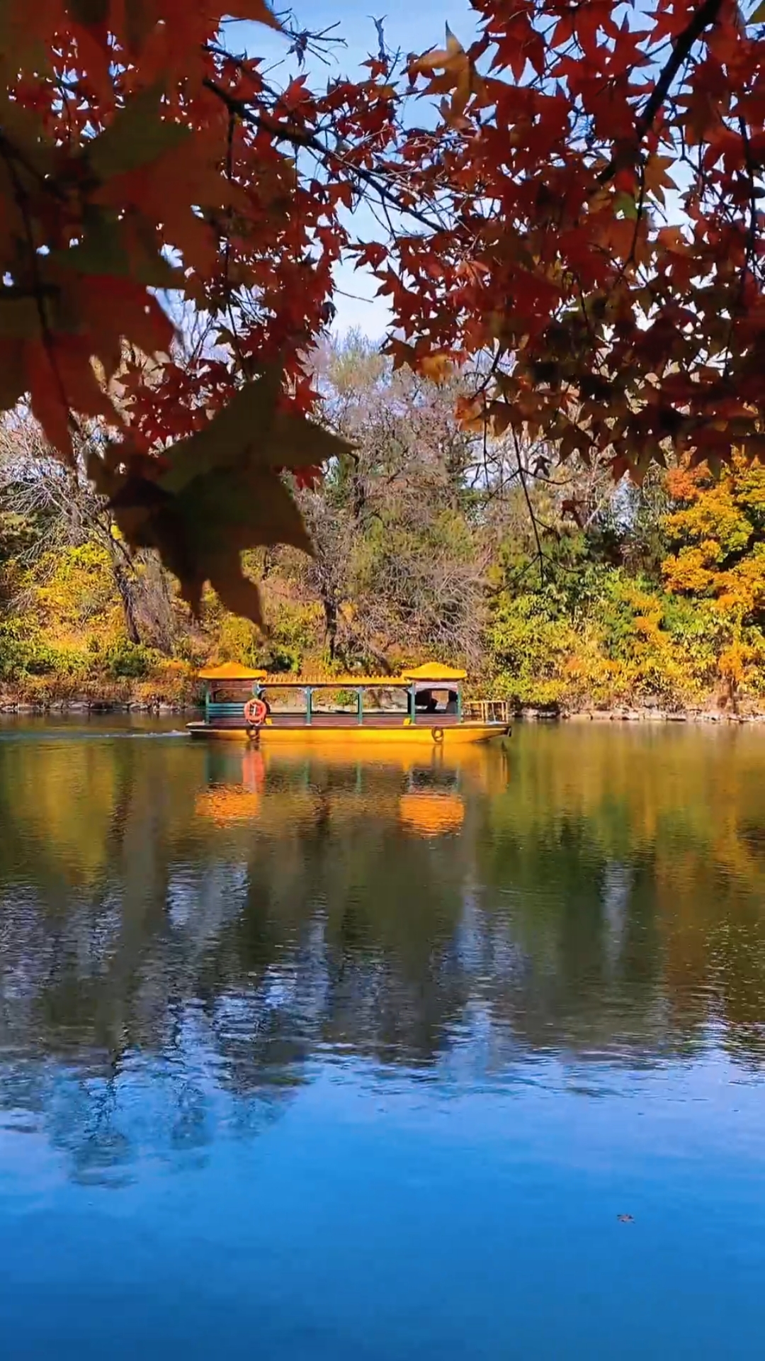 初冬的北京颐和园后湖色彩斑斓景美如画