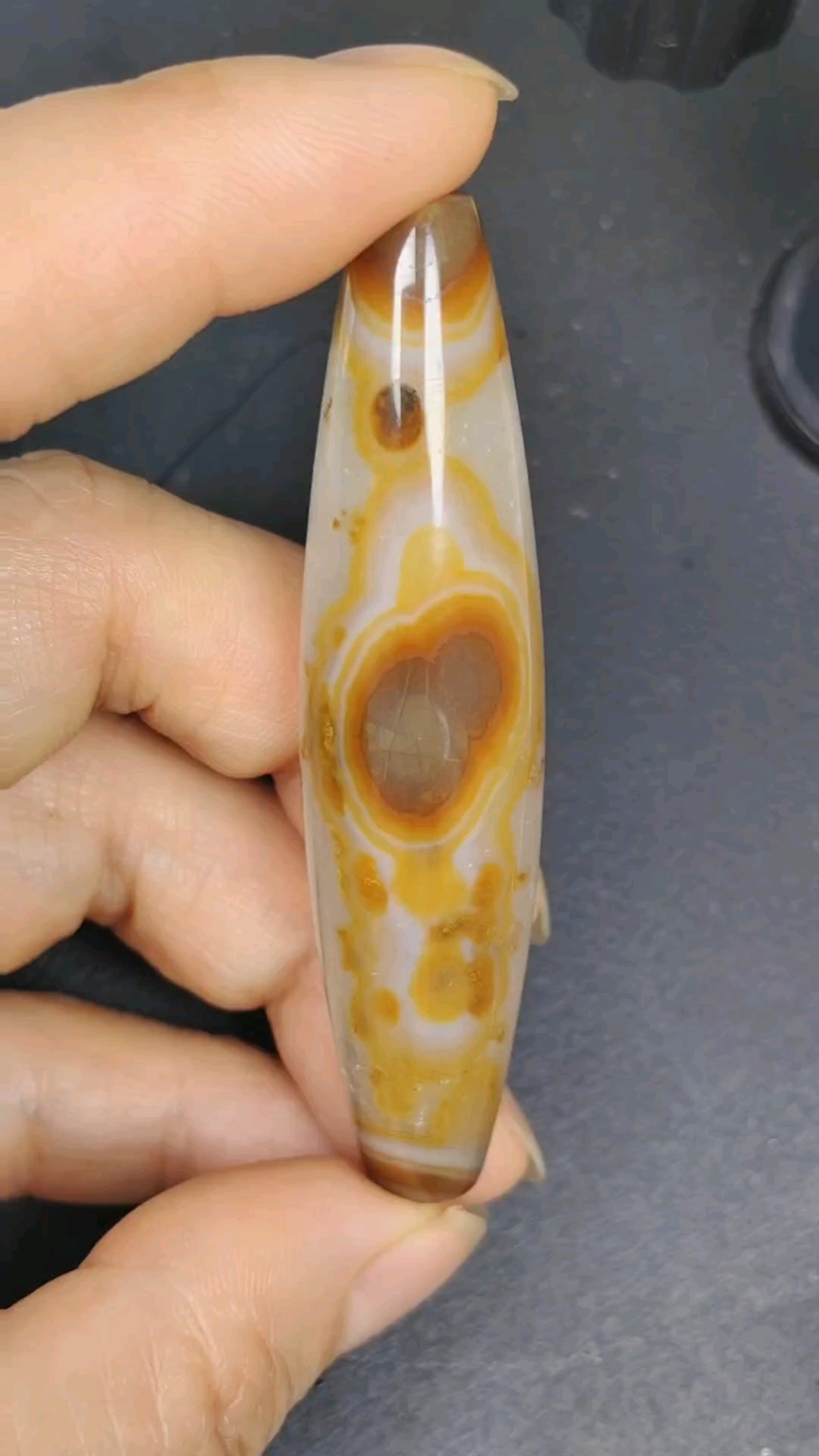 天然巴玉玛瑙天珠,尺寸68*16,黄白相间的纹路清晰漂亮