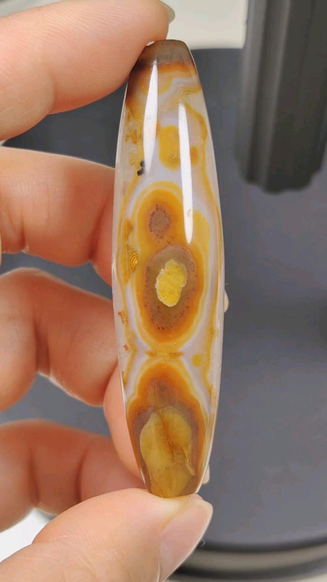 天然巴玉玛瑙天珠,尺寸66*17,佛像,天然黄白相间纹路清晰