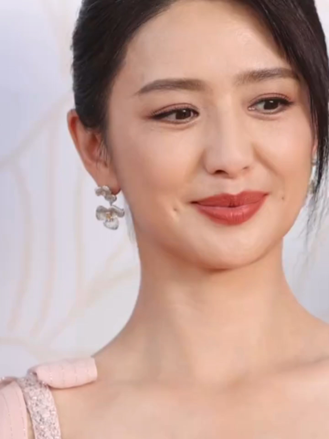 佟丽娅微微一笑很倾城,特别是她的两个酒窝很可爱,气质也很温婉