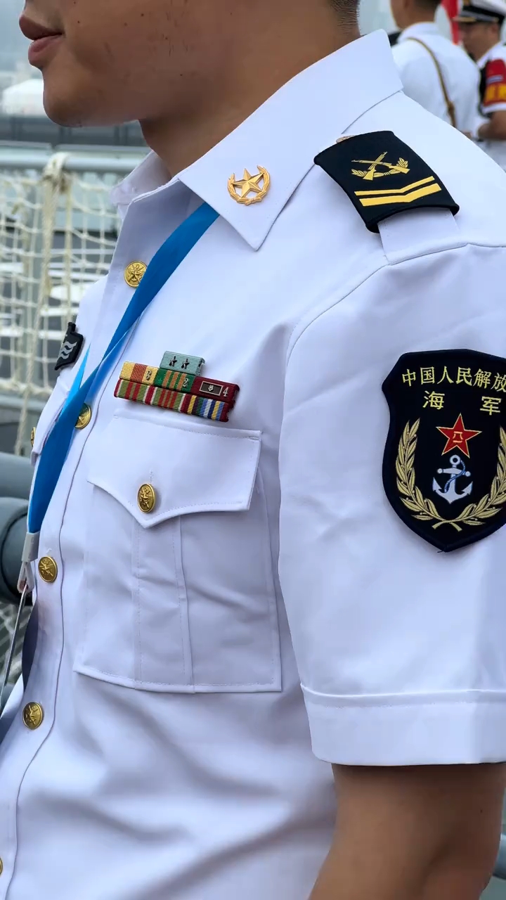 为细节处看衣品,我们的人民海军服装设计绝对对标奢侈品!