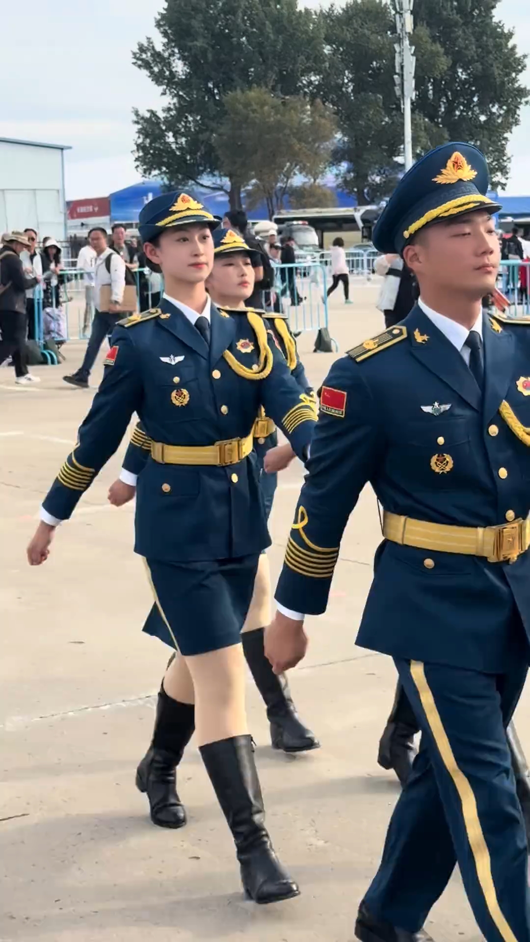 空军军乐团女兵,最美风景线!