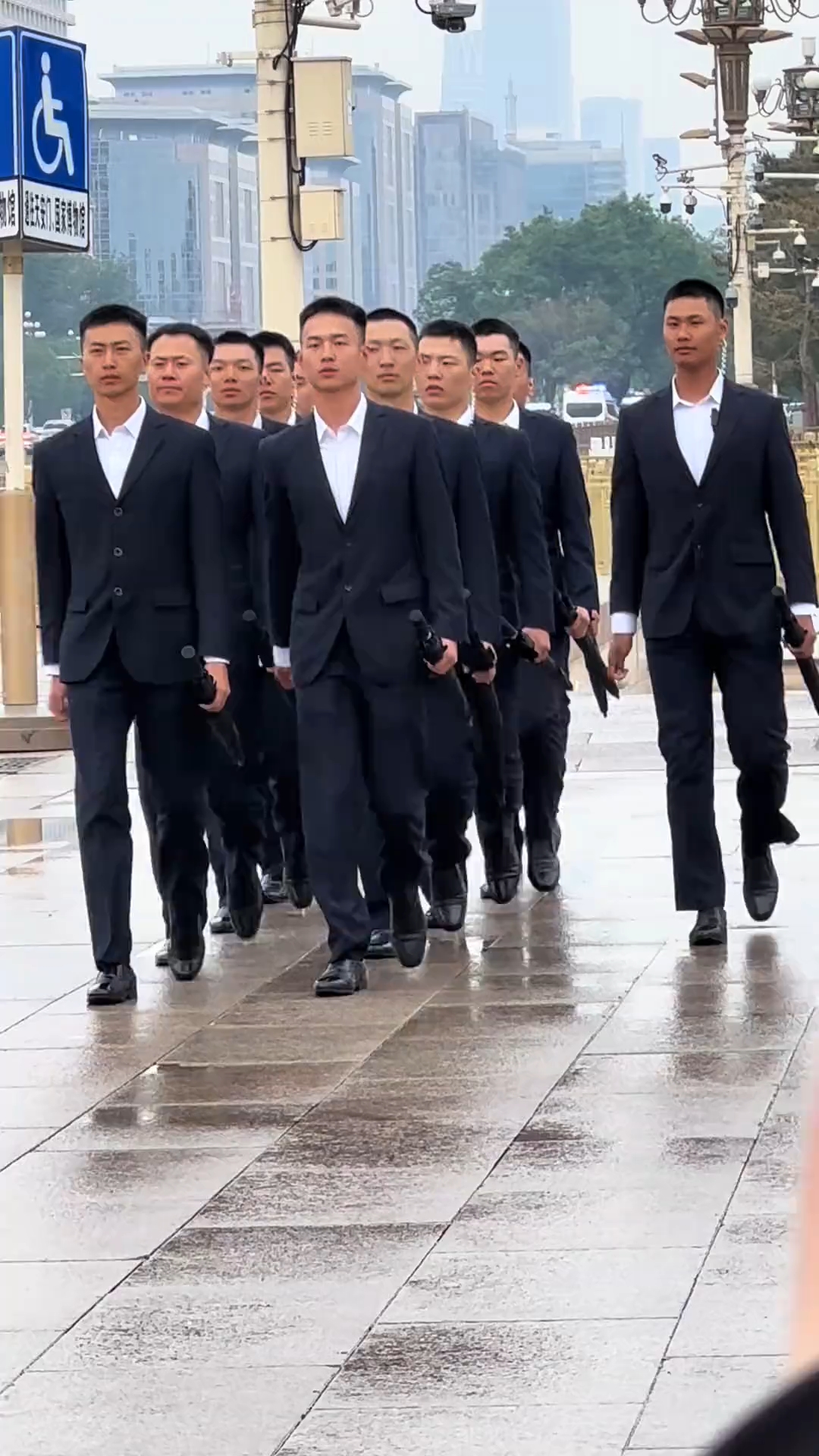 便衣大部队进广场,带队班长太帅了身高1.98米