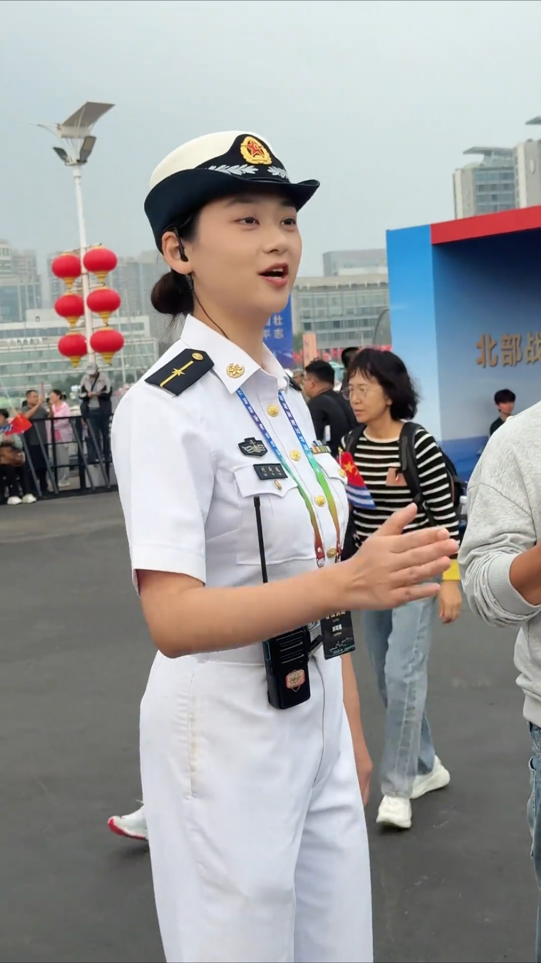 英姿飒爽的海军少尉军官,巾帼不让须眉