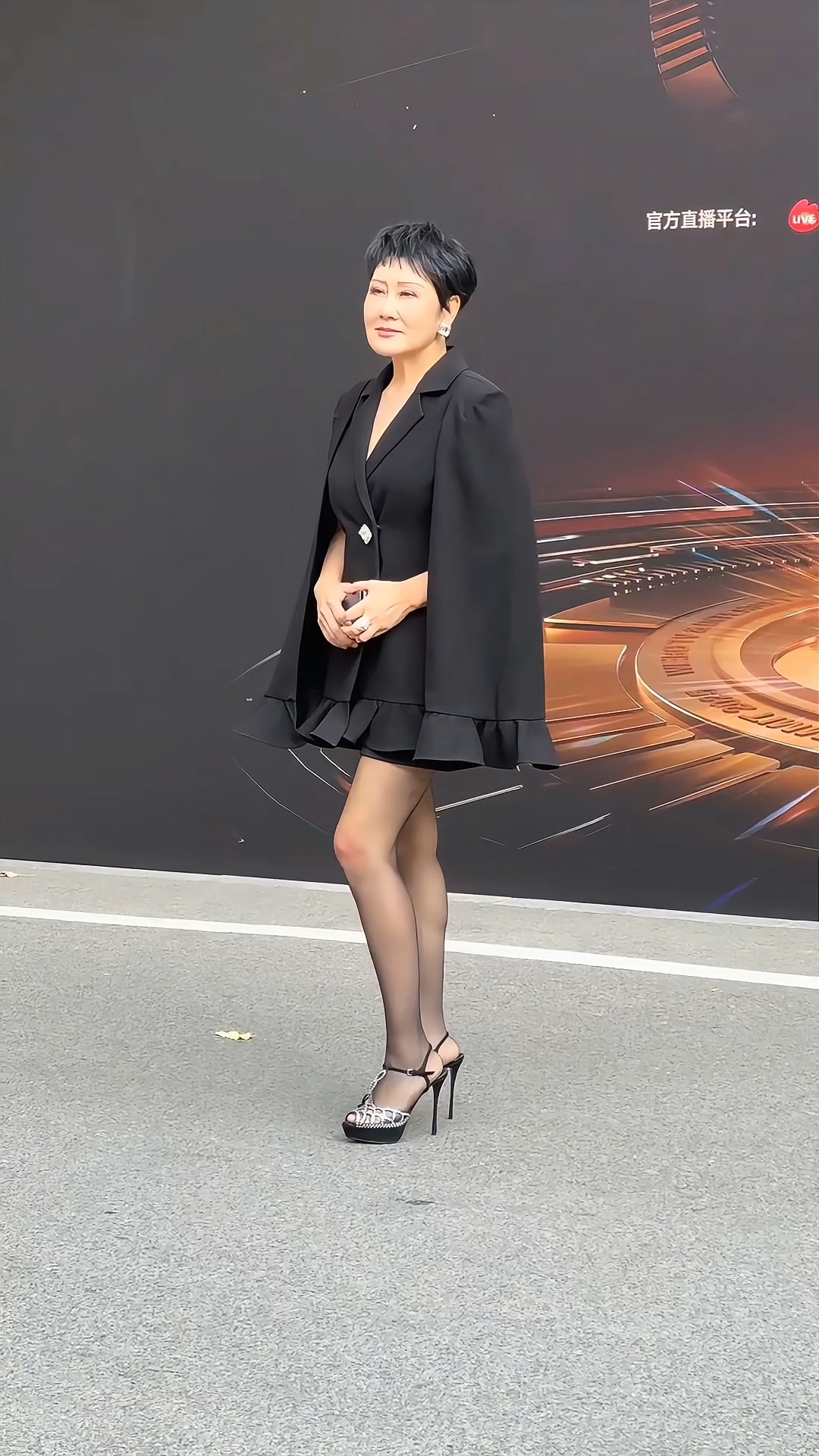 张凯丽黑丝vs足力健代言:63岁女星撕碎年龄偏见
