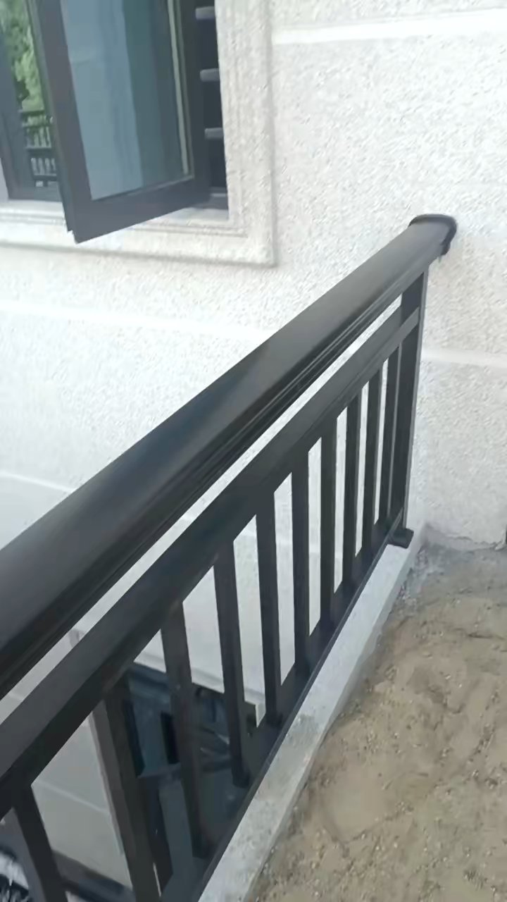 铝合金护栏美观大气,体现在多个方面.它材质轻盈,可塑性强