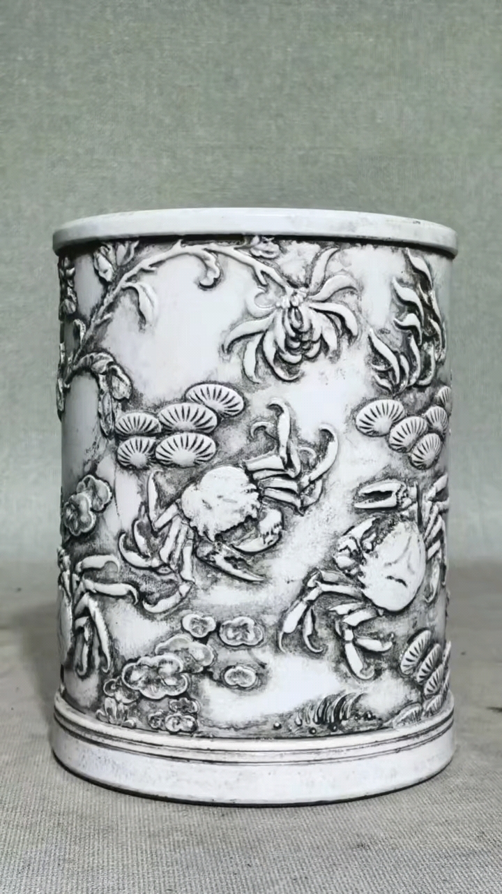 白釉浮雕笔筒,古玩瓷器,王炳荣款,口窑带一小干裂,高13