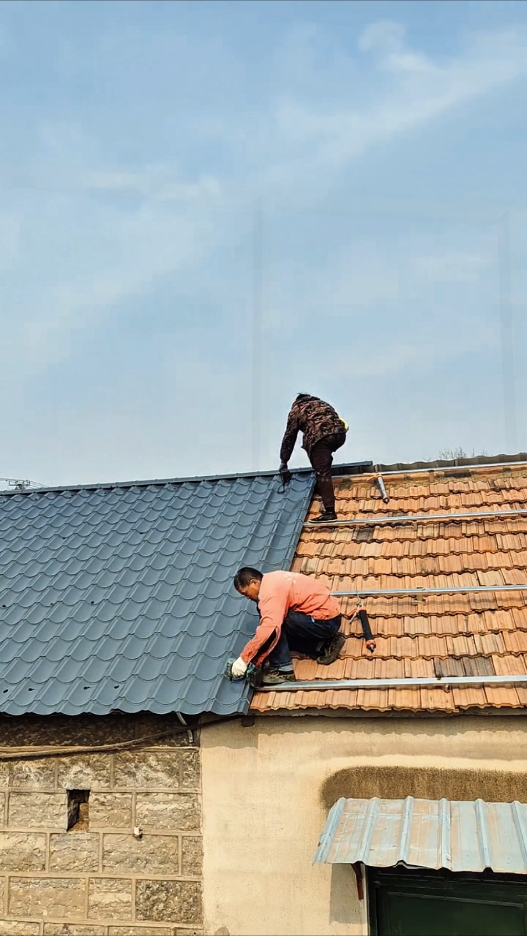 坡屋顶彩钢瓦安装过程分享
