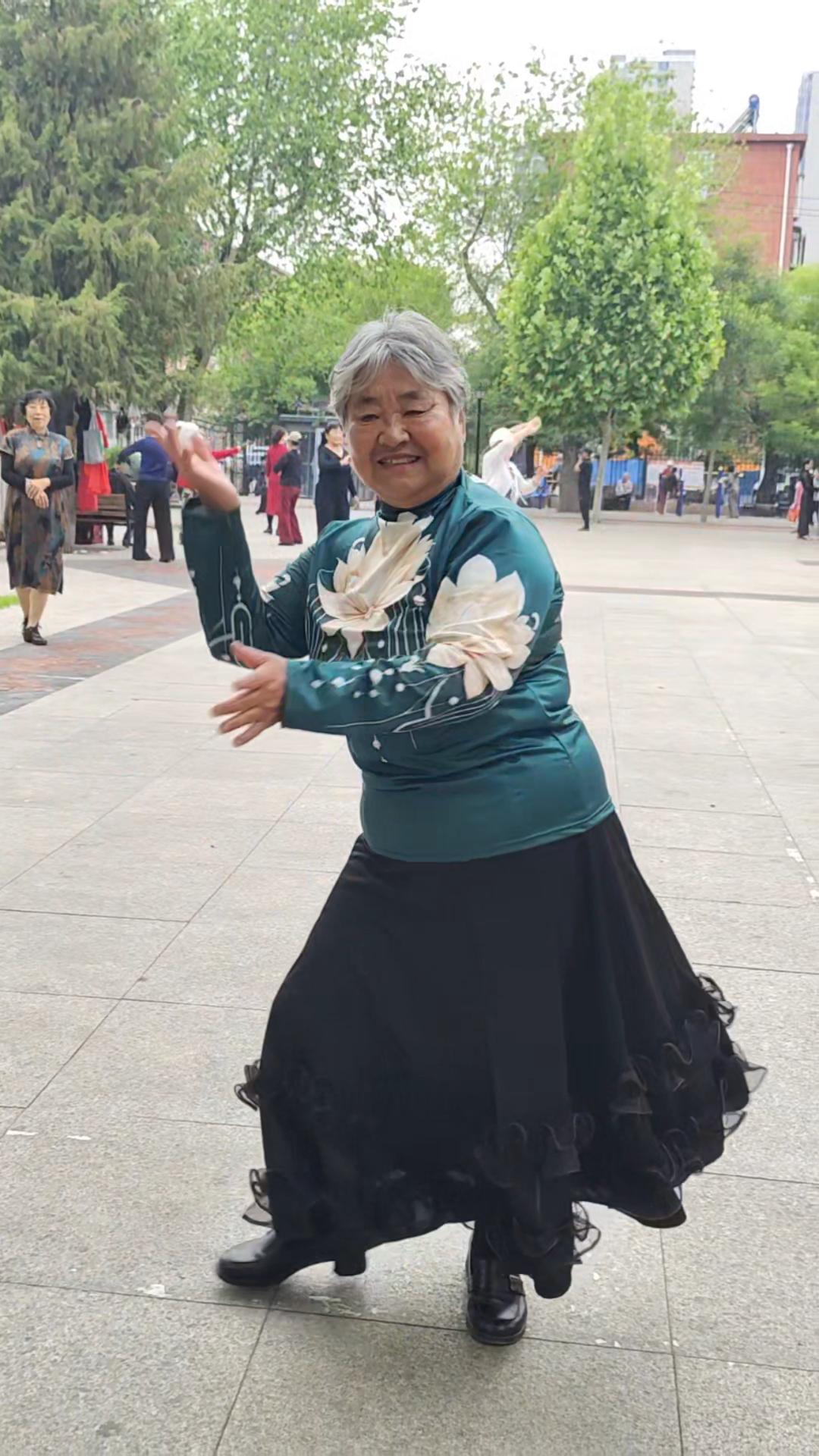 78岁大姐广场舞,舞姿优雅大方活力满满