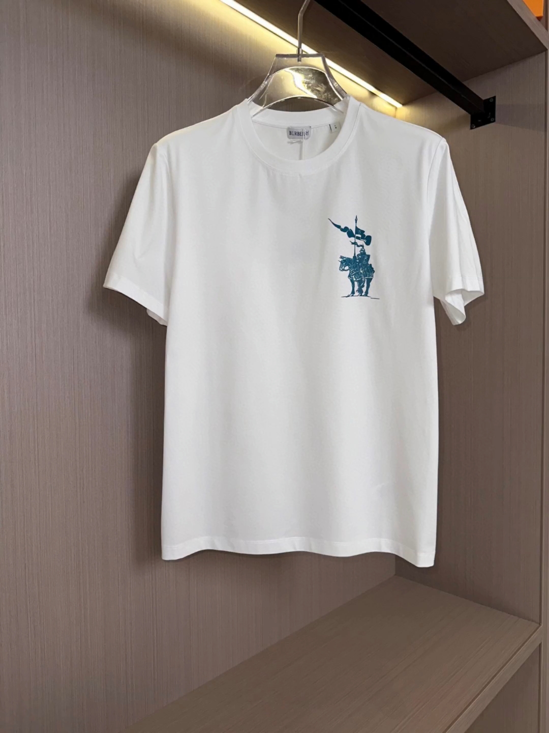 巴宝莉夏季新款短袖t恤,色调非常出彩