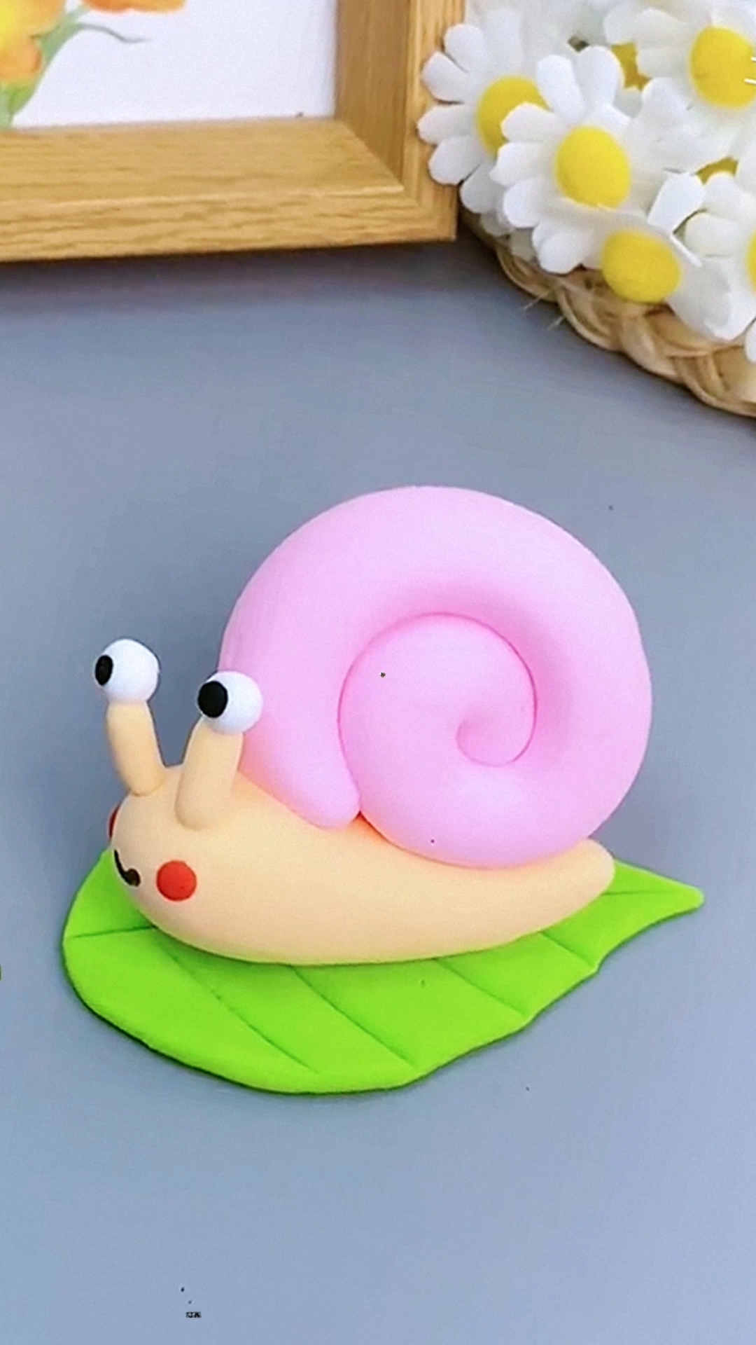 孩子喜欢小动物,和孩子一起用粘土做个蜗牛吧