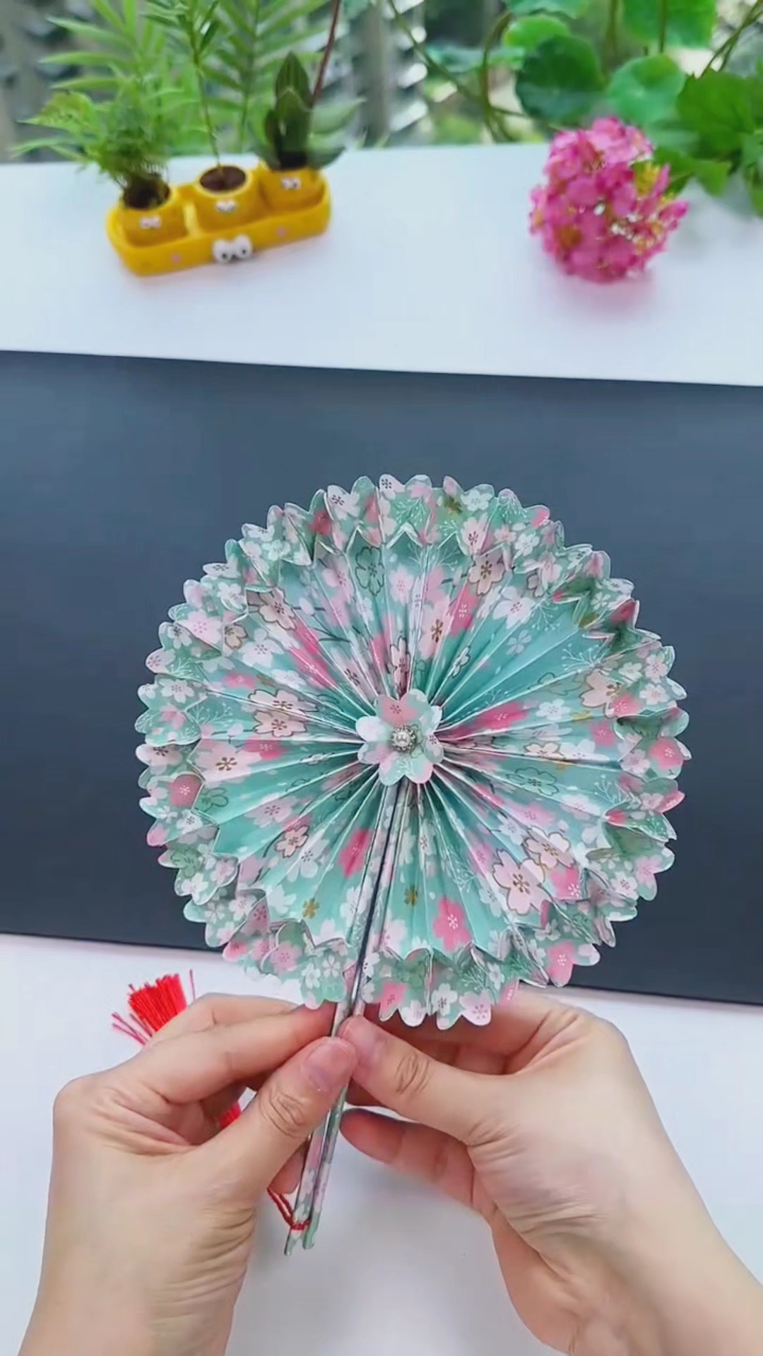 花纸折这花扇子,扇着真凉快