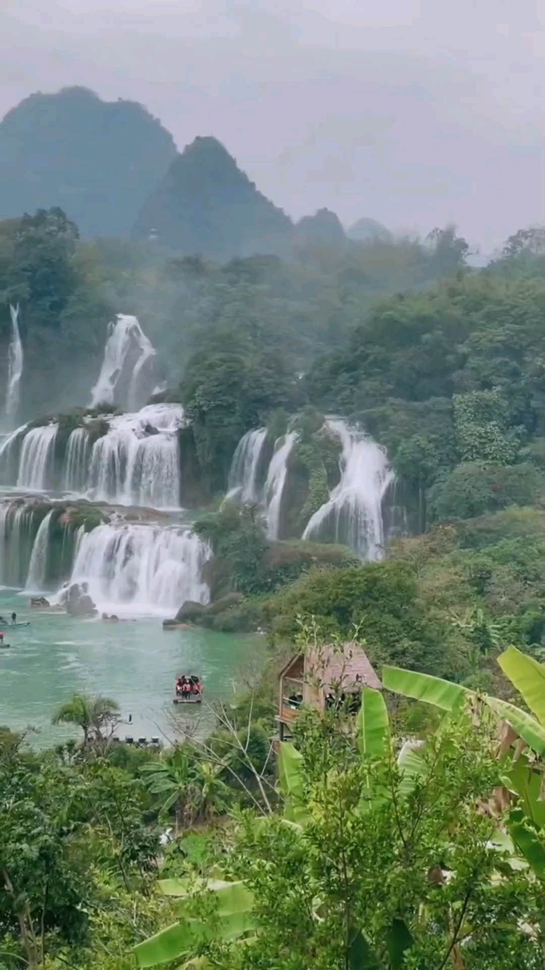 这里是广西和越南交界的德天大瀑布