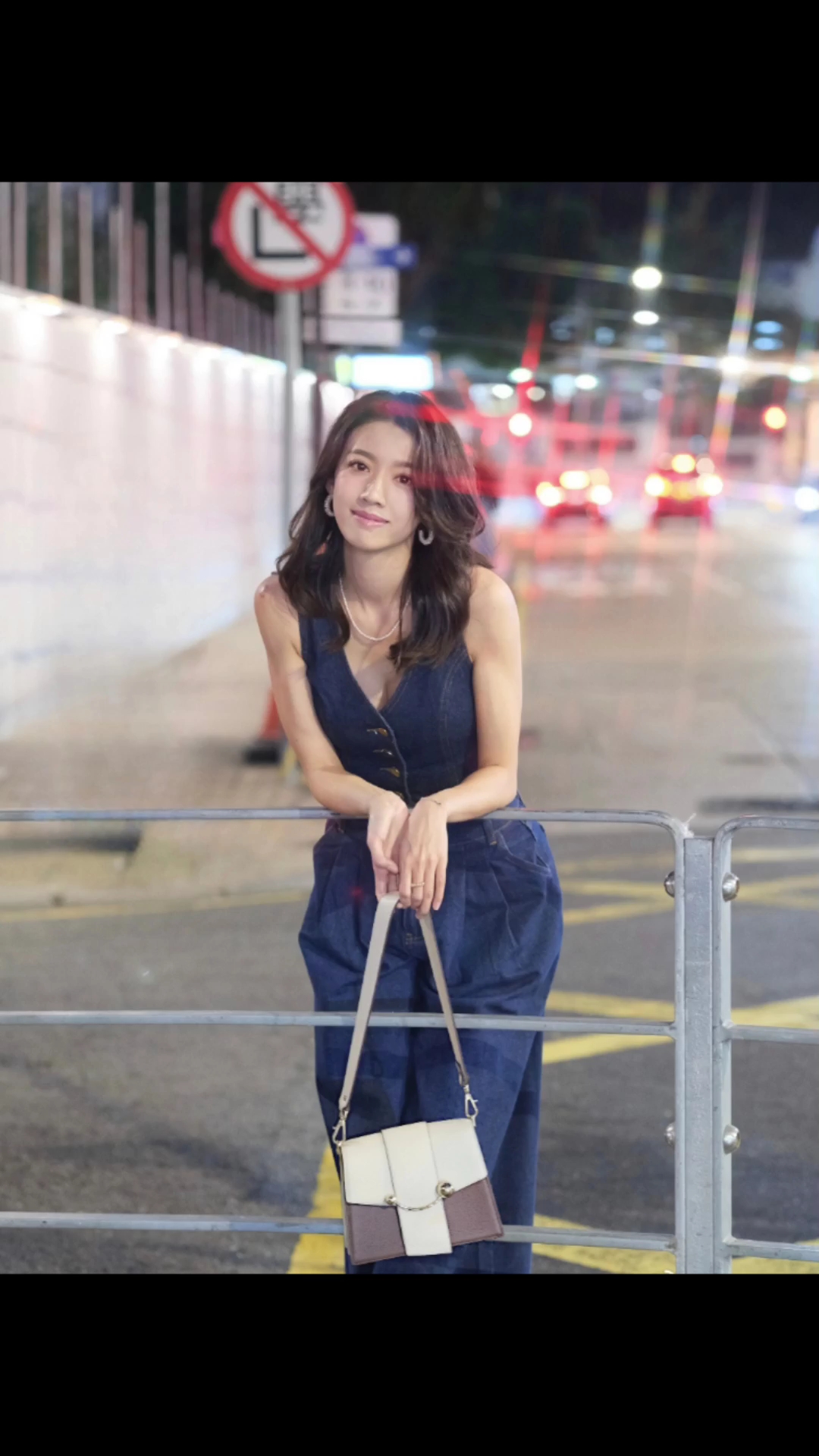 蔡思贝牛仔连衣裙尽显街头风情