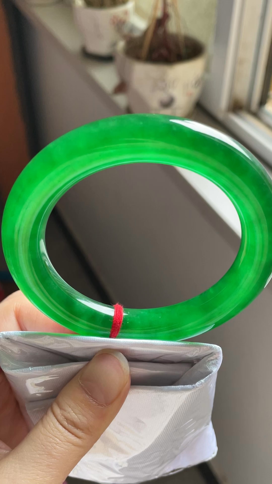 缅甸翡翠高冰种满绿圆杆翡翠手镯