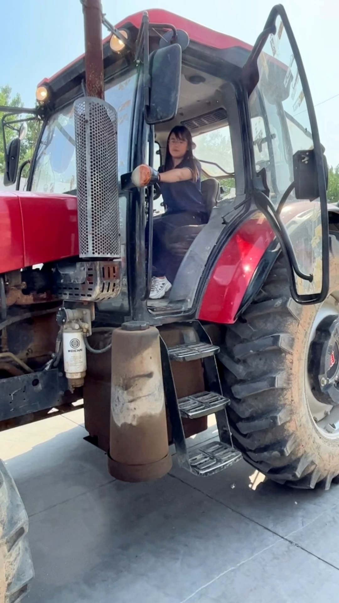 美女开拖拉机 亲试运粮倒粮加肥车