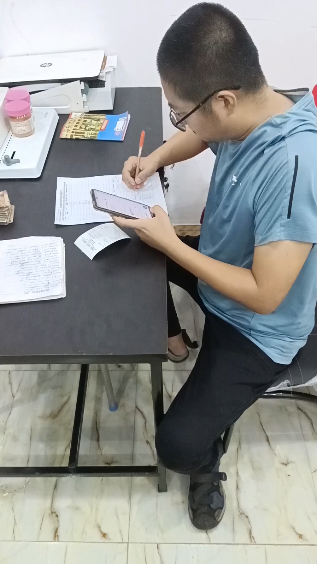 每天晚上11点关门,在算账