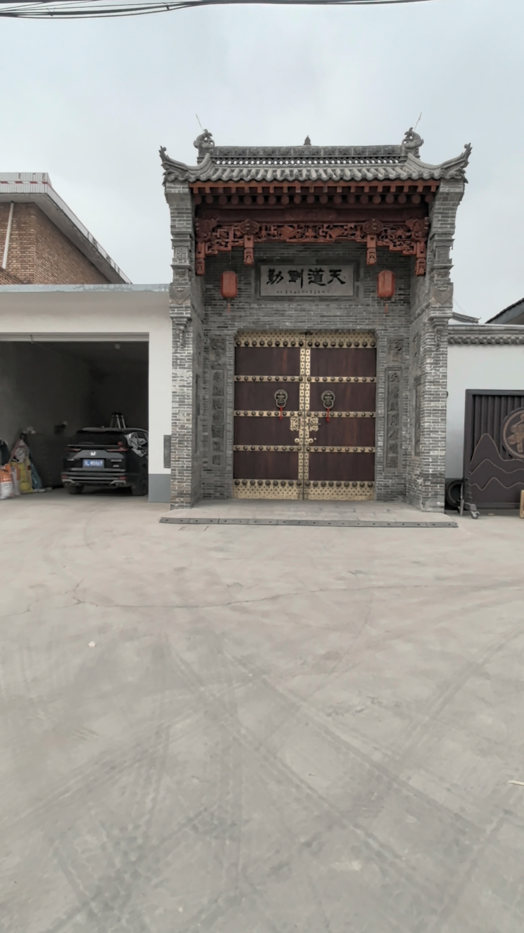 龙吟虎啸的老榆木大门