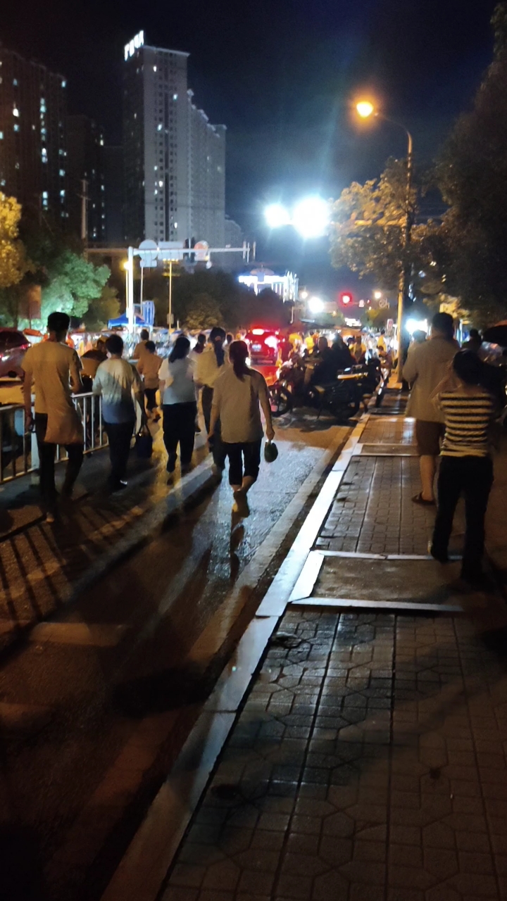 下班了,全是蓝思科技厂里的人,都是从空调车间走出来