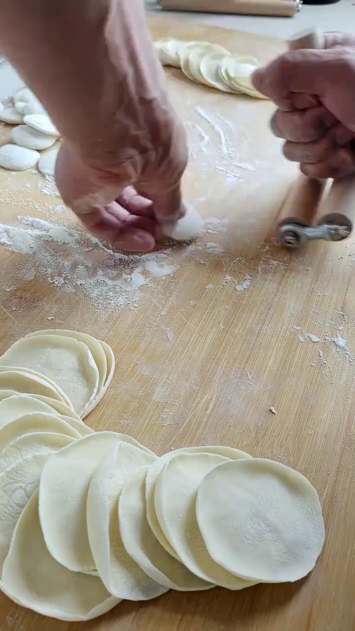 手握擀面杖擀饺子皮手法教程!