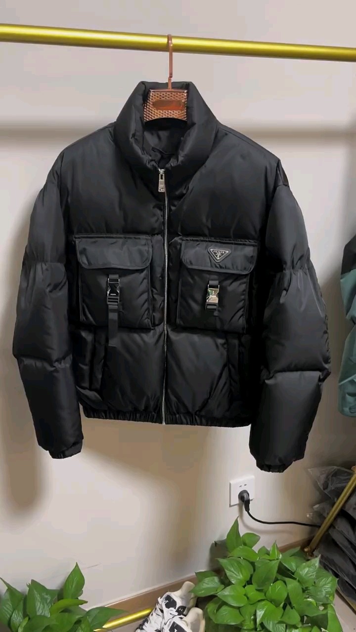 普拉达羽绒服上身保暖舒适简约百搭款