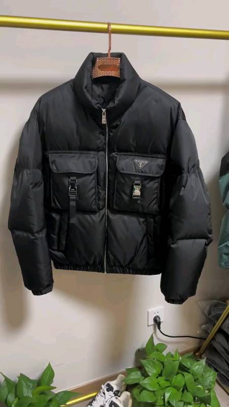 普拉达羽绒服上身保暖舒适简约百搭款