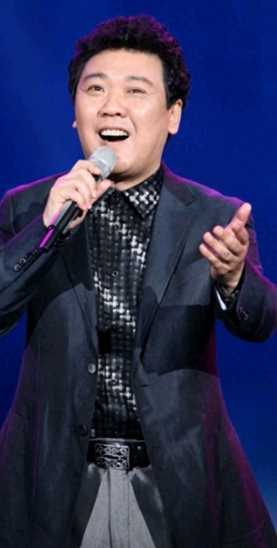 山歌唱出好兆头 男高音歌唱家