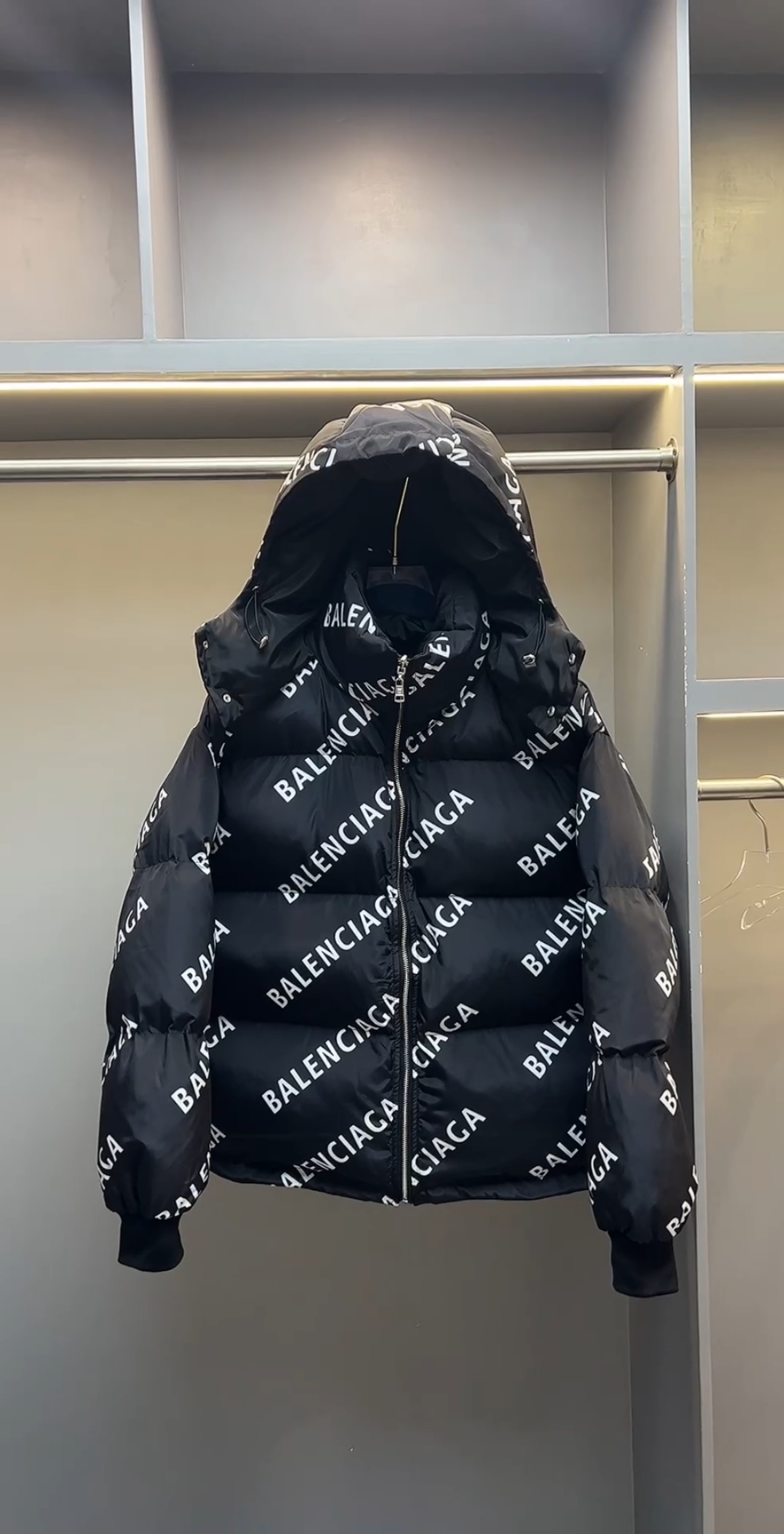 巴黎世家满印logo羽绒服为寒冷冬季保驾护航