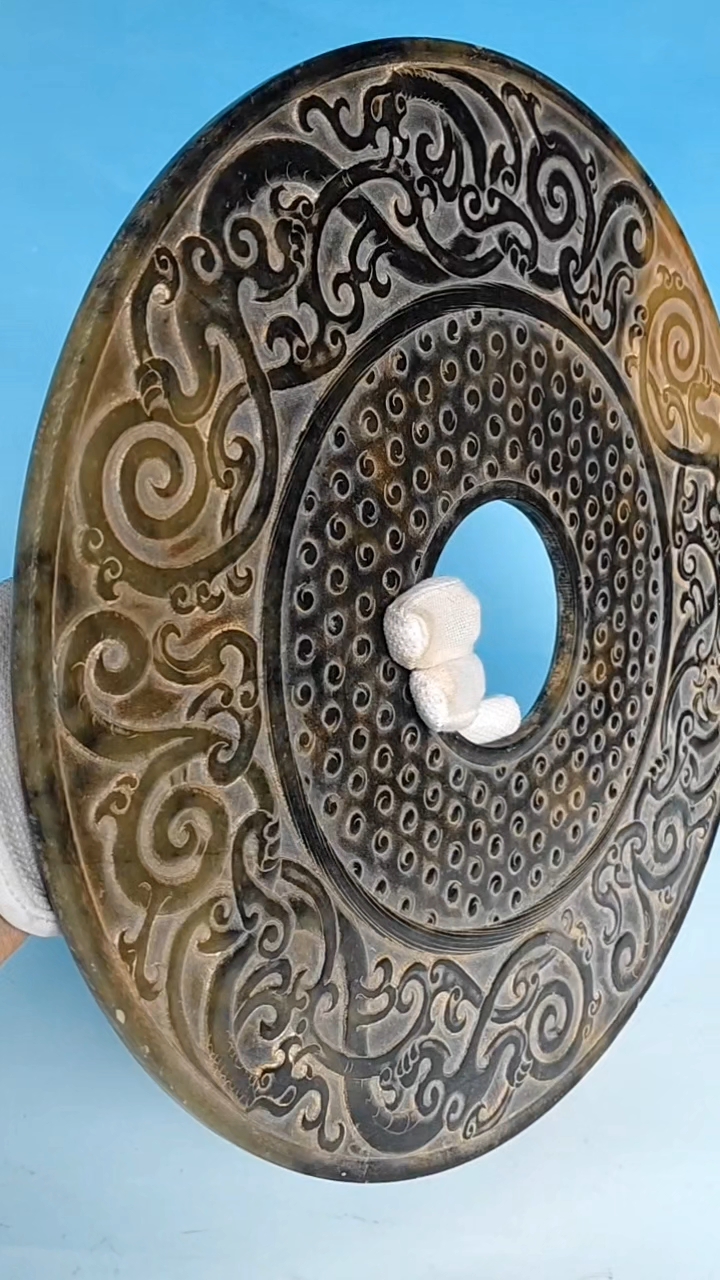 春秋战国,夔龙谷粒纹大玉璧,直径320毫米,中华文化瑰宝!