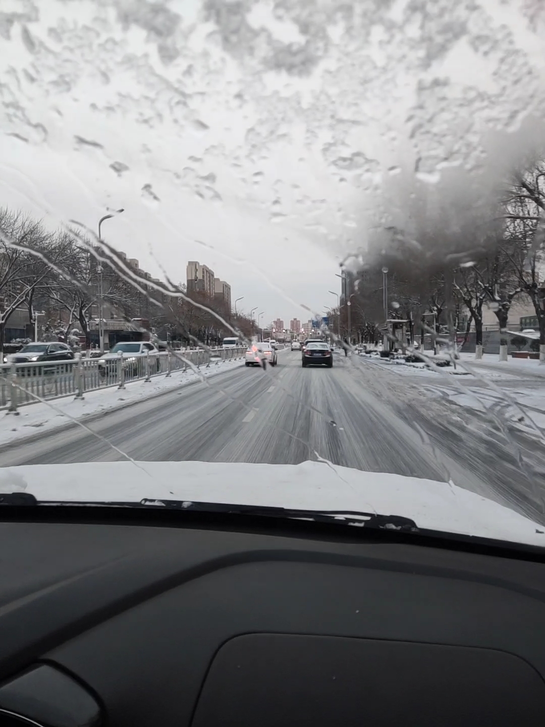 道路结冰滑了走不好了