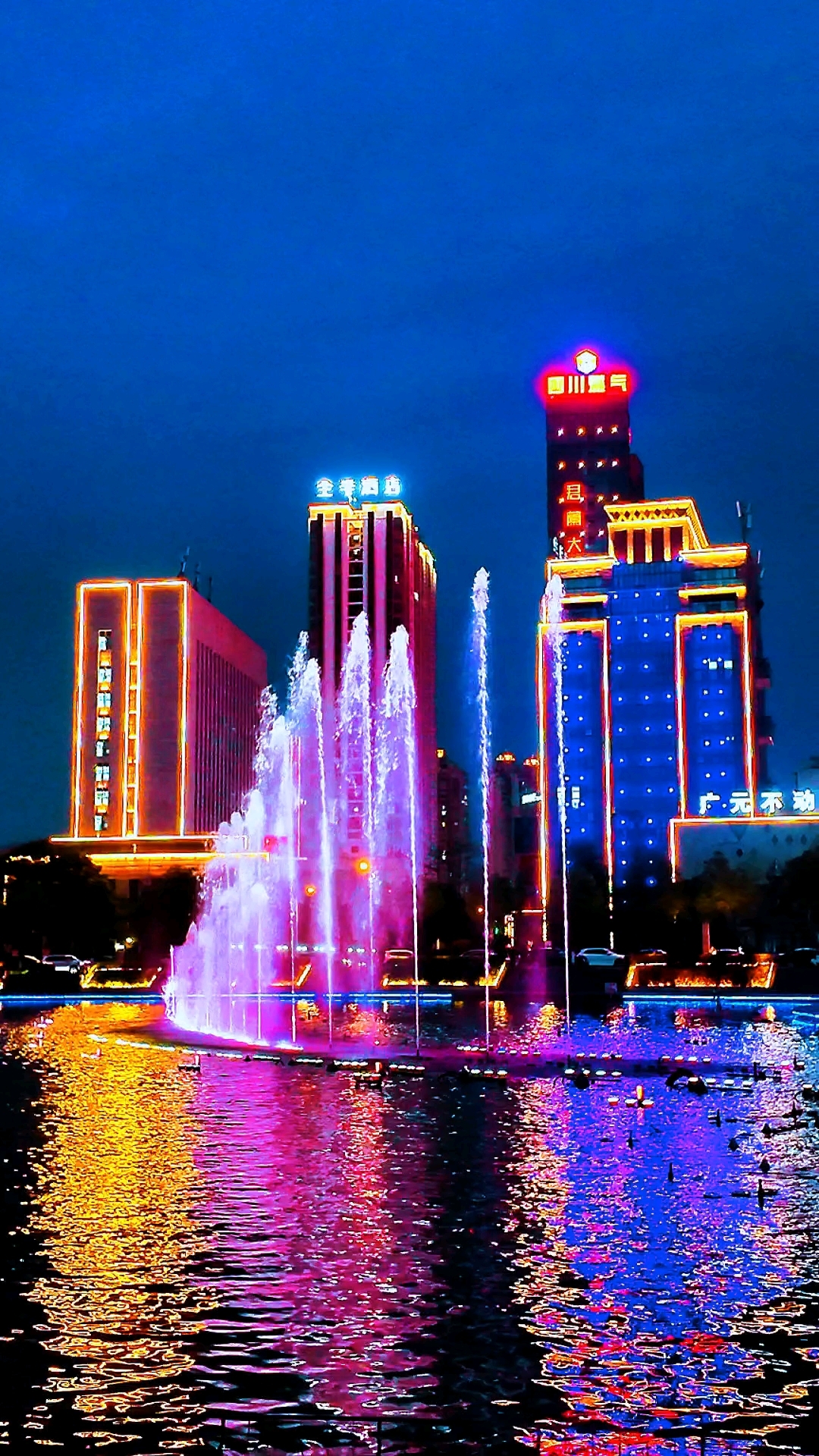 夜色笼罩广元如意湖,喷泉随音乐舞动,灯光交织成梦幻画卷