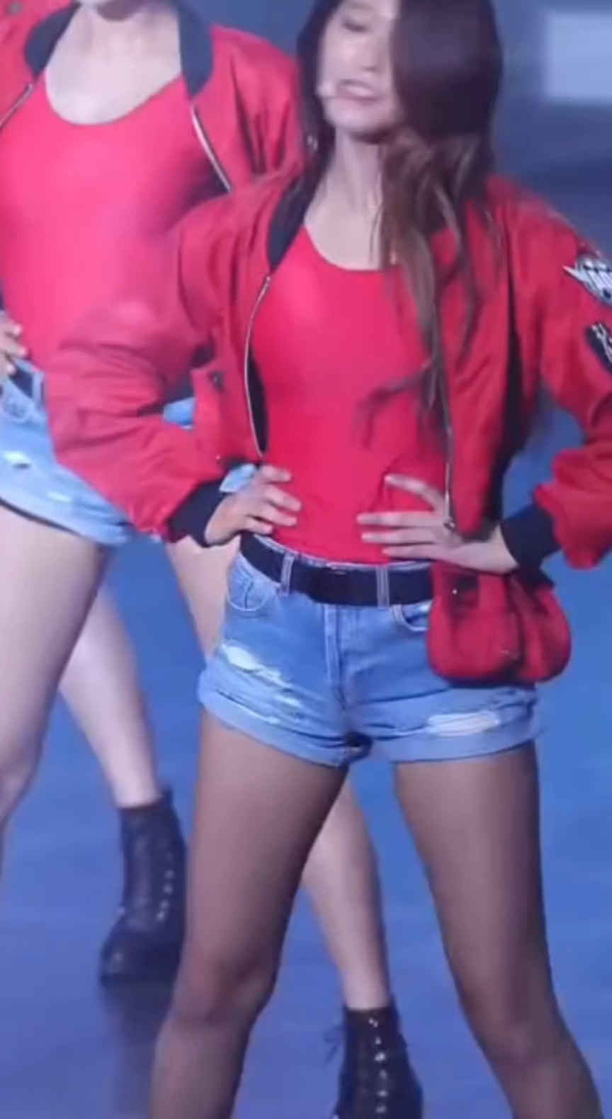 韩国女团金雪炫牛仔短裤热舞,满屏的大长腿,这身材谁能不爱了