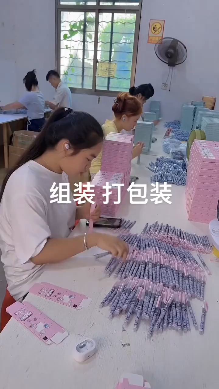 目前小小的场子已经招满人了,大量外发组装圆珠笔