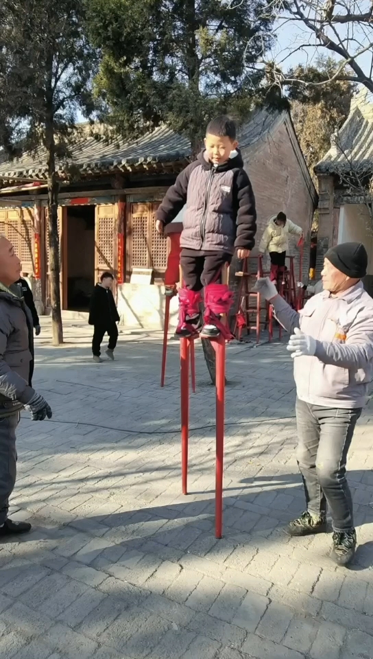 五岁孩子走高跷乍就这么老练,原耒阳三岁就开始走高跷了