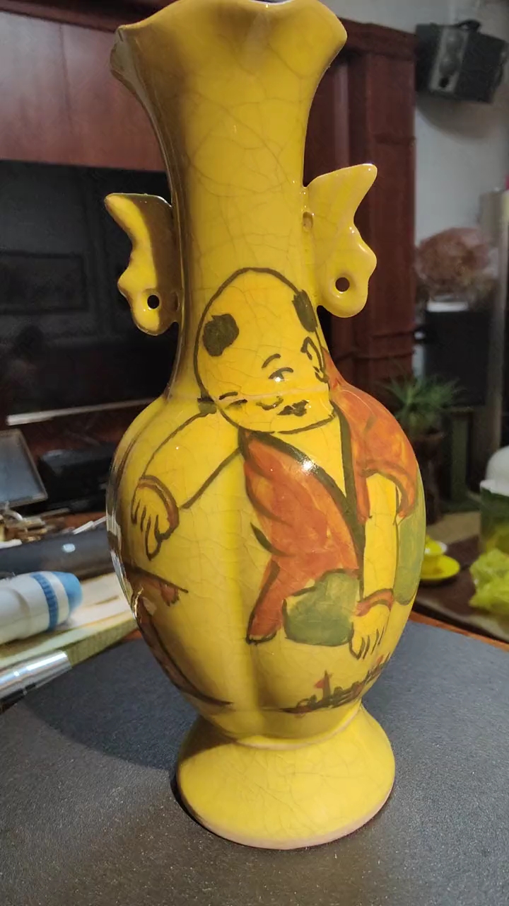 宋代柴世宗作品,柴窑超薄胎开片黄地人物鱼耳小赏瓶